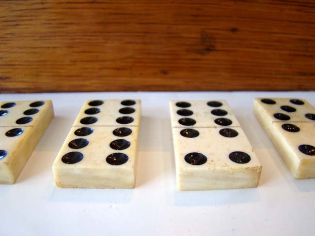 A fine set of solid bone antique 19th century dominoes in the original box — image 2